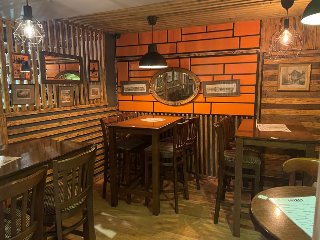 Lot: 6 - HIGH YIELDING FREEHOLD INVESTMENT - Further ground floor seating area with tables